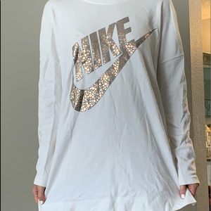 White Nike crew neck sweatshirt